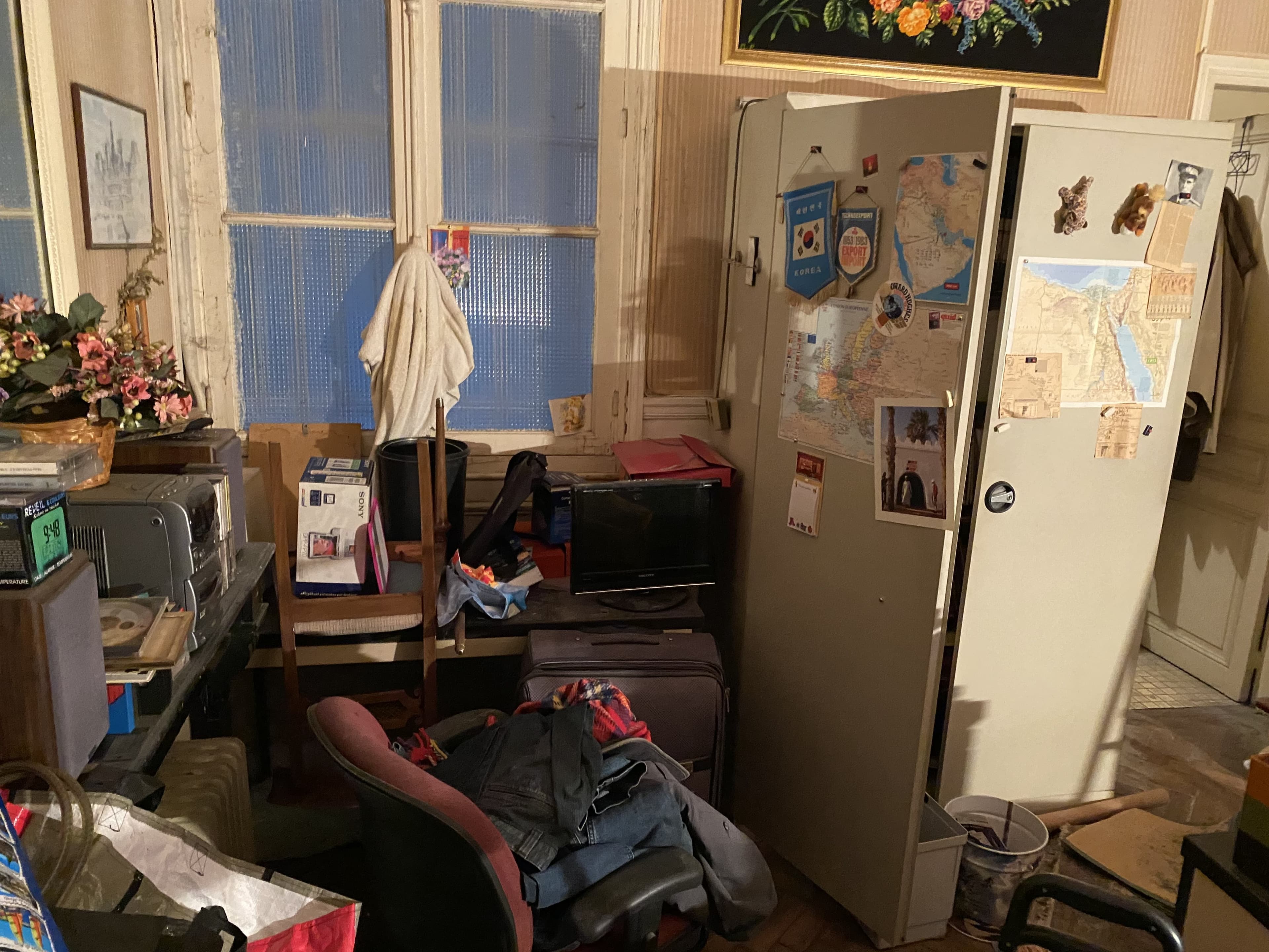 Pièce encombrée avant intervention